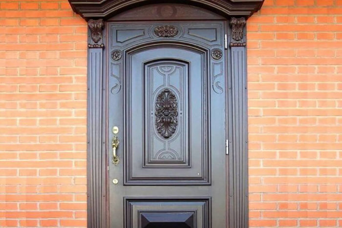 Элитная входная дверь дома